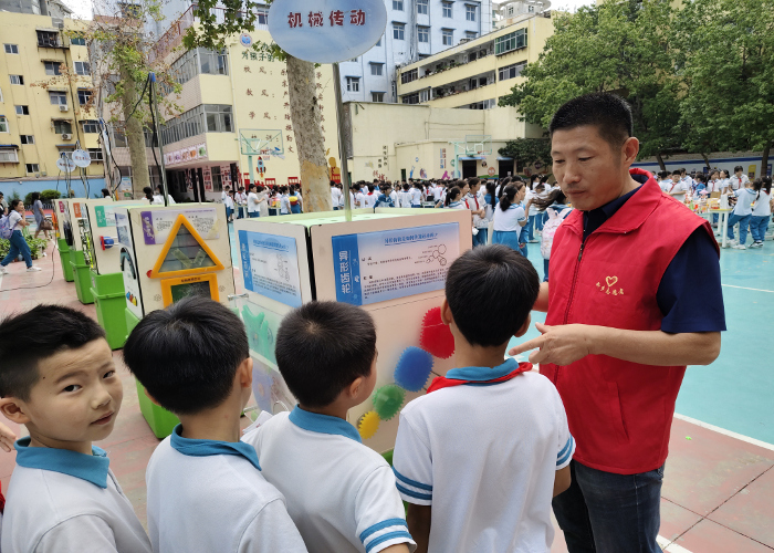 新乡市科普大篷车走进卫滨区姜庄街小学