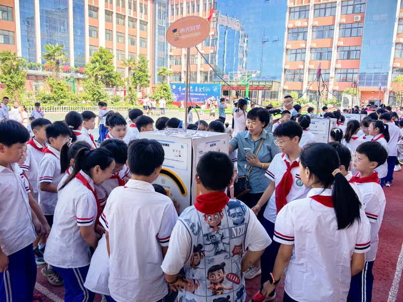 科普大篷车进校园  助力“开学第一课”