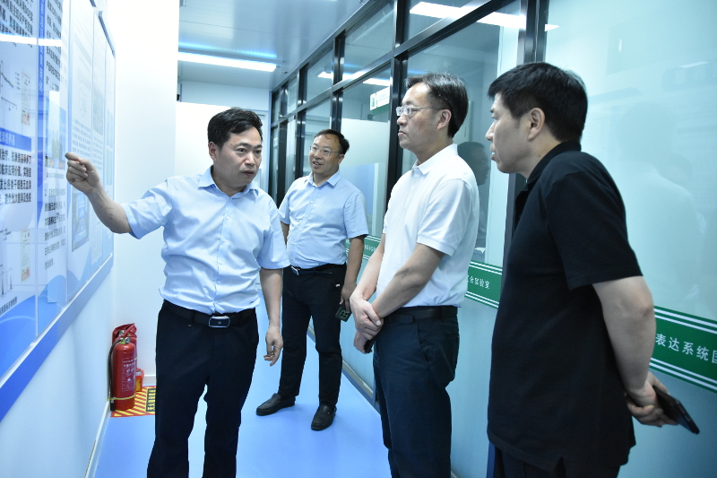 李纪峰调研新乡医学院.jpg